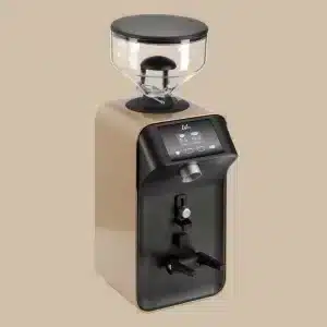 Eine elegante, moderne Stand-alone-Mühle von life von Ceado mit beigem Korpus und schwarzen Akzenten. Sie verfügt über einen transparenten Bohnenbehälter oben und ein digitales Bedienfeld auf der Vorderseite. Unter dem Bedienfeld befindet sich ein verstellbarer Griff zum Ausgeben des gemahlenen Kaffees.